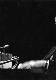 Portada:Plano medio de Arthur Rubinstein posando sentado, la mano izquierda sale movida y borrosa