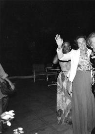 Portada:Plano general de Aniela Rubinstein y María, Condesa de Larisch bailando con otras dos mujeres