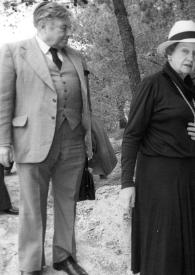 Portada:Plano general de Teddy Kollek observando la placa conmemorativa del Bosque Arhur Rubinstein, delante de él Aniela Rubinstein posando