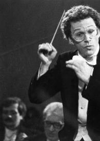 Portada:Plano medio de John Rubinstein dirigiendo a la orquesta durante el concierto