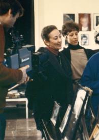 Portada:Plano medio de Eva Rubinstein, Alina Rubinstein, Aniela Rubinstein y John Rubinstein observando un cuadro que sujeta John entre sus manos