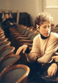 Portada:Plano medio de Alina y Aniela Rubinstein sentadas en las butacas de la sala de conciertos charlando
