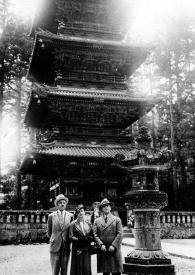 Portada:Plano general del embajador de Polonia, Aniela y Arthur Rubinstein posando en la entrada a un templo