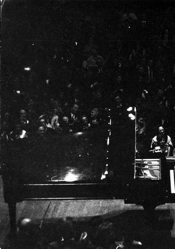 Plano general de la orquesta (de espaldas) y Arthur Rubinstein ...