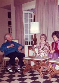 Portada:Plano general de Arthur Rubinstein sentado en un sillón, junto a Estrella Rosenblatt y Alina Rubinstein sentadas en un sofá charlando