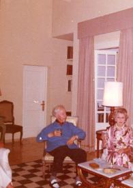Portada:Plano general de Arthur Rubinstein sentado en un sillón, junto a Estrella Rosenblatt sentada en un sofá charlando