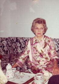 Portada:Plano medio de Estrella Rosenblatt sentada en un sofá posando