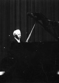 Portada:Plano general de Arthur Rubinstein (medio perfil derecho) sentado al piano