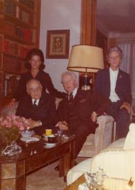 Portada:Foto de familia de Jeralyn Labunski, Louis Pasteur Valery Radot, Jacqueline Pasteur Valery Radot y Arthur Rubinstein posando