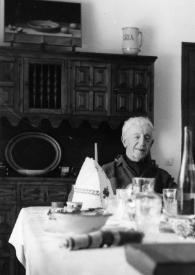 Portada:Plano medio de Arthur, John y Aniela Rubinstein sentados en la mesa del salón posando
