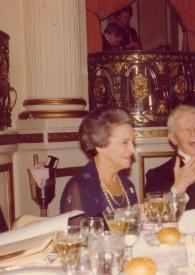 Portada:Plano medio de Eva Curie Labouisse, Arthur Rubinstein y Anita Núñez de Zuloaga sentados en una mesa de comida charlando