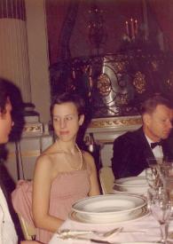Portada:Plano medio de Alina Rubinstein charlando sentada en una mesa. A su lado Zbigniew Brzezinski.