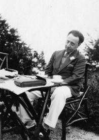 Portada:Plano general de Arthur Rubinstein sentado en la mesa de una terraza posando
