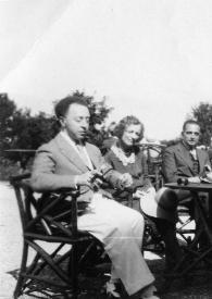 Portada:Plano general de Arthur Rubinstein, una mujer, un hombre, una mujer, Karol Szymanowski y Paul Kochanski posando en la mesa de una terraza