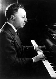 Portada:Plano medio de Arthur Rubinstein (perfil derecho) sentado al piano, con las manos sobre las teclas