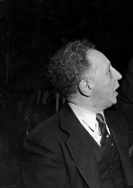 Portada:Plano medio de Arthur Rubinstein (perfil derecho) sentado charlando con Pierre Monteux de pie a su lado