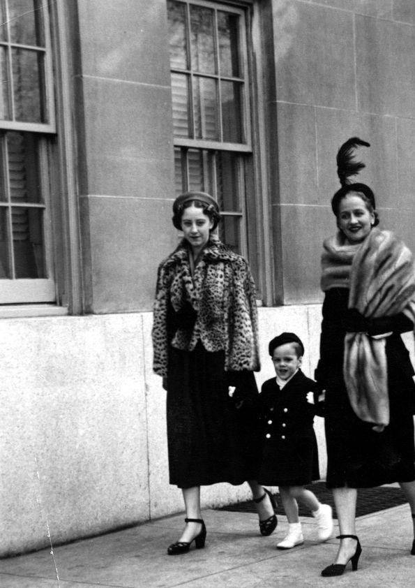 Plano general de Eva Rubinstein, John Rubinstein, Aniela Rubinstein ...