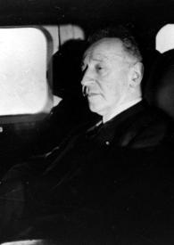 Portada:Plano medio de Arthur Rubinstein (perfil izquierdo) sentado en los asientos de un avión