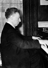Portada:Plano general de Arthur Rubinstein (perfil derecho) sentado al piano