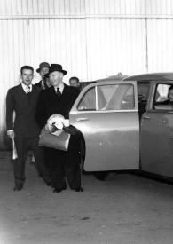 Portada:Plano general de Arthur Rubinstein y tres hombres posando junto a un coche, dentro del coche, Aniela Rubinstein