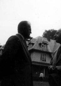 Portada:Plano medio de un hombre (perfil derecho) y Arthur Rubinstein (perfil izquierdo) charlando