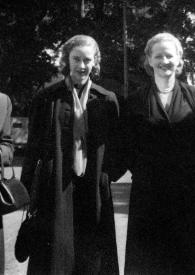 Portada:Plano general de Eva Rubinstein, Aniela Rubinstein y Arthur Rubinstein posando