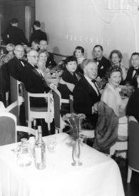 Portada:Plano general de una de las mesas del restaurante del transatlántico, Aniela y Arthur Rubinstein entre otros viajeros