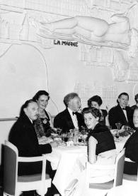 Portada:Plano general de una de las mesas del restaurante del transatlántico, Aniela y Arthur Rubinstein entre otros viajeros