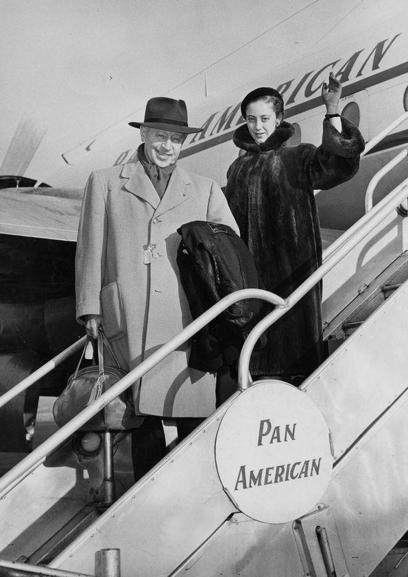 Plano general de Arthur y Eva Rubinstein saludando y posando en las ...