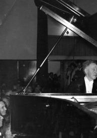 Portada:Plano medio de Arthur Rubinstein sentado al piano, detrás el público. A Arthur se le ve entre la base del piano y la tapa que se encuentra levantada.