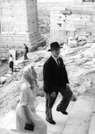 Portada:Plano general de Aniela y Arthur Rubinstein paseando por el Partenón de Atenas, subiendo unas escaleras