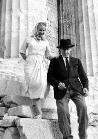 Portada:Plano general de Aniela  y Arthur Rubinstein paseando por el Partenón de Atenas