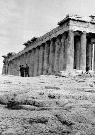 Portada:Plano general de Aniela Rubinstein posando con el Partenón al fondo
