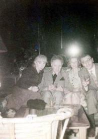 Portada:Plano general Lola Kaper, Arthur Rubinstein, una mujer, Bronek Kaper y Gladys Knapp posando