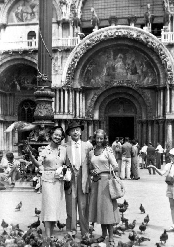 Plano general de Aniela, Arthur y Eva Rubinstein posando en la Plaza de ...