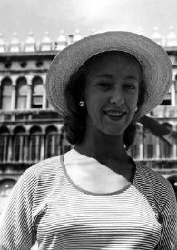 Portada:Plano medio de Eva Rubinstein posando en la Plaza de San Marco