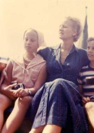 Portada:Plano general de Alina, Aniela y John Rubinstein posando sentados en los asientos de un barco