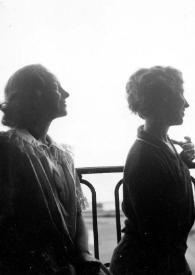 Portada:Plano medio de Eva, Alina y John Rubinstein asomados a un balcón
