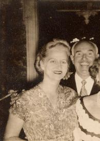 Portada:Plano medio de Aniela Rubinstein, un hombre, Señora de Fairbanks, Douglas Fairbanks y Mary Lee Fairbanks posando