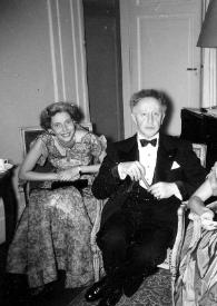 Portada:Plano general de Alix de Rothschild, Arthur Rubinstein y Marie de Rothschild posando sentados en unas sillas