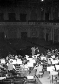 Portada:Plano general de la orquesta, el director y Arthur Rubinstein sentado al piano