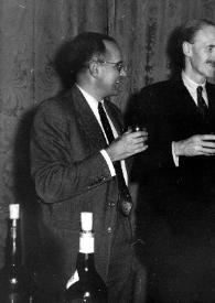 Portada:Plano general de un hombre, el embajador de Inglaterra en Portugal y Arthur Rubinstein posando y brindando