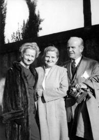 Portada:Plano medio de Aniela Rubinstein, su hermana Alina Raue y su hermano Bronek Mlynarski posando