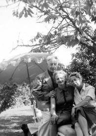 Portada:Plano general de Arthur Rubinstein, Aniela Rubinstein y Georgie, Condesa de Bénouville posando en el jardín