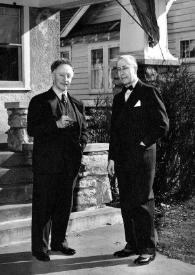 Portada:Plano general de Arthur Rubinstein y Wiktor Labunski posando en la entrada de la casa