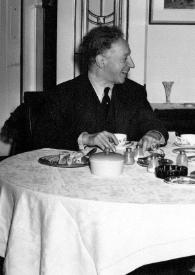 Portada:Plano medio de Arthur Rubinstein, Wanda Labunski y Wiktor Labunski sentados en una mesa charlando