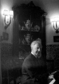 Portada:Plano medio de Arthur Rubinstein (medio perfil derecho) sentado al piano