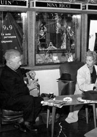 Portada:Plano general de Arthur Rubinstein, Aniela Rubinstein, dos hombres y John Rubinstein sentados charlando