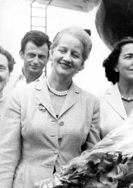Portada:Plano medio de un hombre, Aniela Rubinstein con un ramo de flores, una mujer, un hombre y Arthur Rubinstein posando junto a un avión