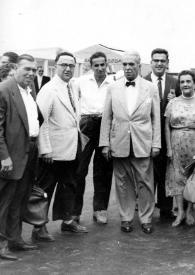 Portada:Plano general de cinco hombres, una mujer, dos hombres, Aniela Rubinstein, una mujer, Arthur Rubinstein y un hombre posando